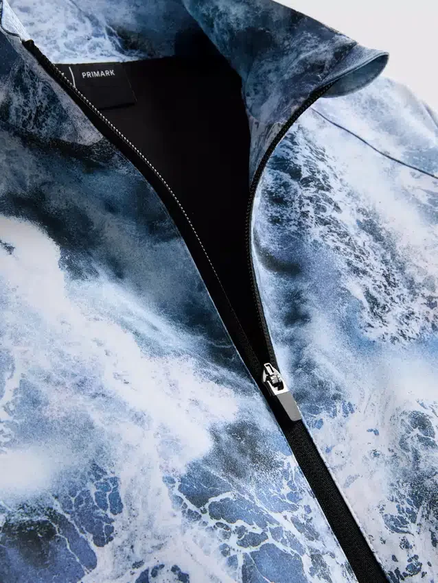 Sportjacke mit Reißverschluss und Trichterkragen Sportjacke mit Reißverschluss und Trichterkragen