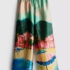 Strandhose aus Satin mit landschaftlichem Print Strandhose aus Satin mit landschaftlichem Print