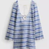 Strandkleid mit gehäkelten Streifen und O-Ringen Strandkleid mit gehäkelten Streifen und O-Ringen