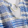 Strandkleid mit gehäkelten Streifen und O-Ringen Strandkleid mit gehäkelten Streifen und O-Ringen