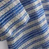 Strandkleid mit gehäkelten Streifen und O-Ringen Strandkleid mit gehäkelten Streifen und O-Ringen