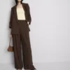 Strukturierte, locker sitzende Hose mit mittlerer Leibhöhe Strukturierte, locker sitzende Hose mit mittlerer Leibhöhe
