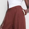 Strukturierte, locker sitzende Hose mit mittlerer Leibhöhe Strukturierte, locker sitzende Hose mit mittlerer Leibhöhe