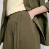 Strukturierte, locker sitzende Hose mit mittlerer Leibhöhe Strukturierte, locker sitzende Hose mit mittlerer Leibhöhe