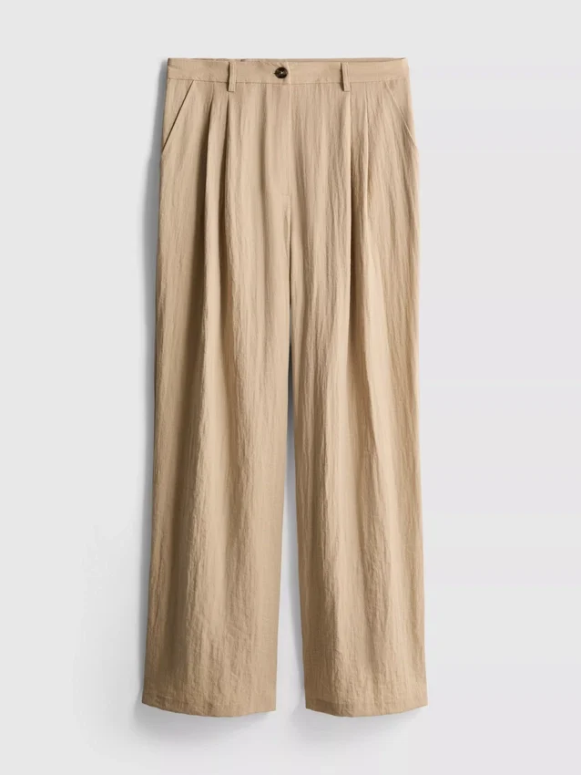 Strukturierte, locker sitzende Hose mit mittlerer Leibhöhe Strukturierte, locker sitzende Hose mit mittlerer Leibhöhe