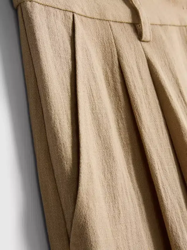 Strukturierte, locker sitzende Hose mit mittlerer Leibhöhe Strukturierte, locker sitzende Hose mit mittlerer Leibhöhe