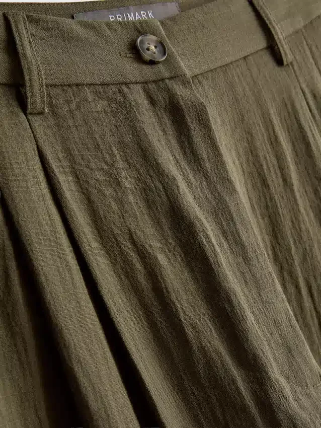 Strukturierte, locker sitzende Hose mit mittlerer Leibhöhe Strukturierte, locker sitzende Hose mit mittlerer Leibhöhe