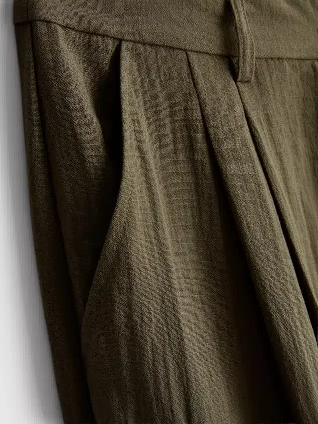Strukturierte, locker sitzende Hose mit mittlerer Leibhöhe Strukturierte, locker sitzende Hose mit mittlerer Leibhöhe