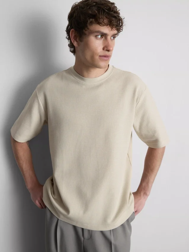 Strukturiertes, kastenförmiges T-Shirt Strukturiertes, kastenförmiges T-Shirt