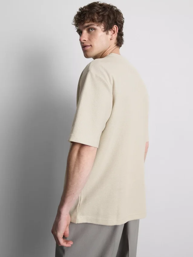 Strukturiertes, kastenförmiges T-Shirt Strukturiertes, kastenförmiges T-Shirt