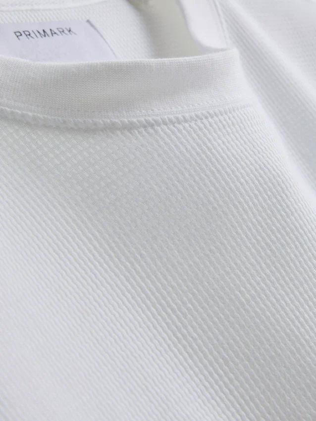 Strukturiertes, kastenförmiges T-Shirt Strukturiertes, kastenförmiges T-Shirt