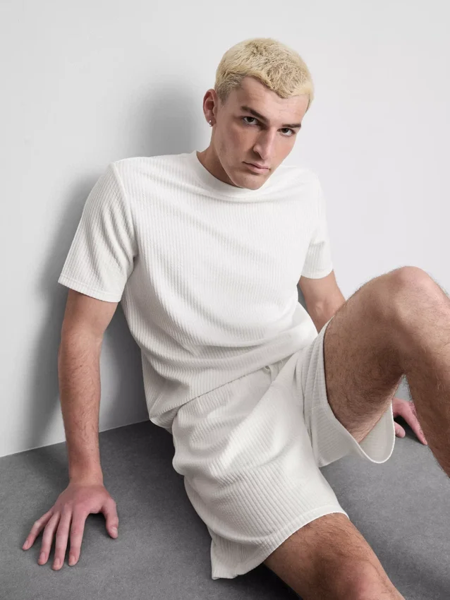 Strukturiertes Kurzarm-T-Shirt Strukturiertes Kurzarm-T-Shirt