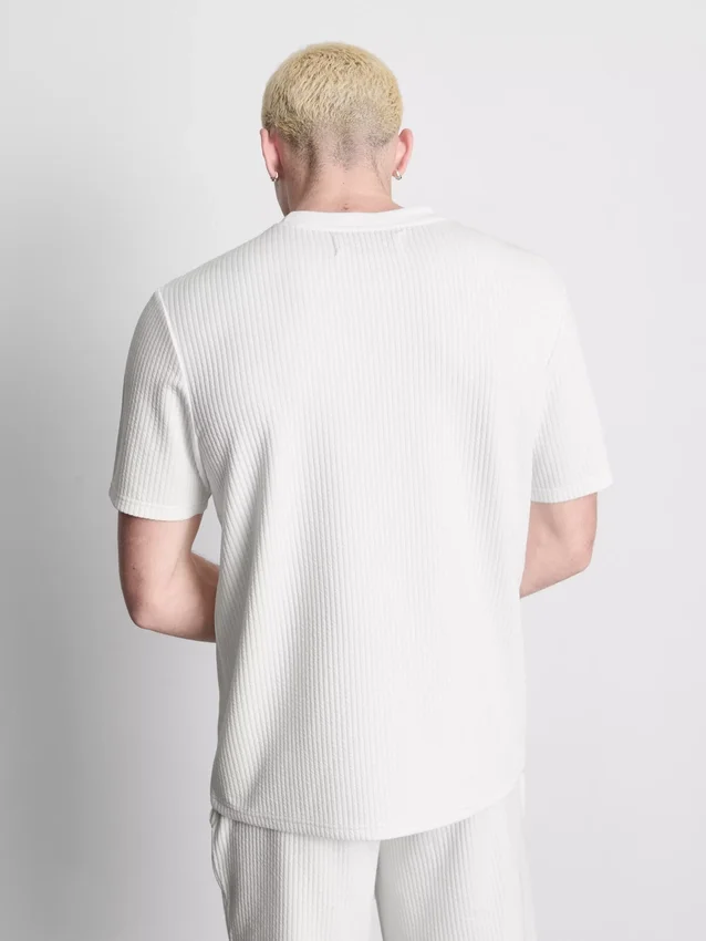Strukturiertes Kurzarm-T-Shirt Strukturiertes Kurzarm-T-Shirt