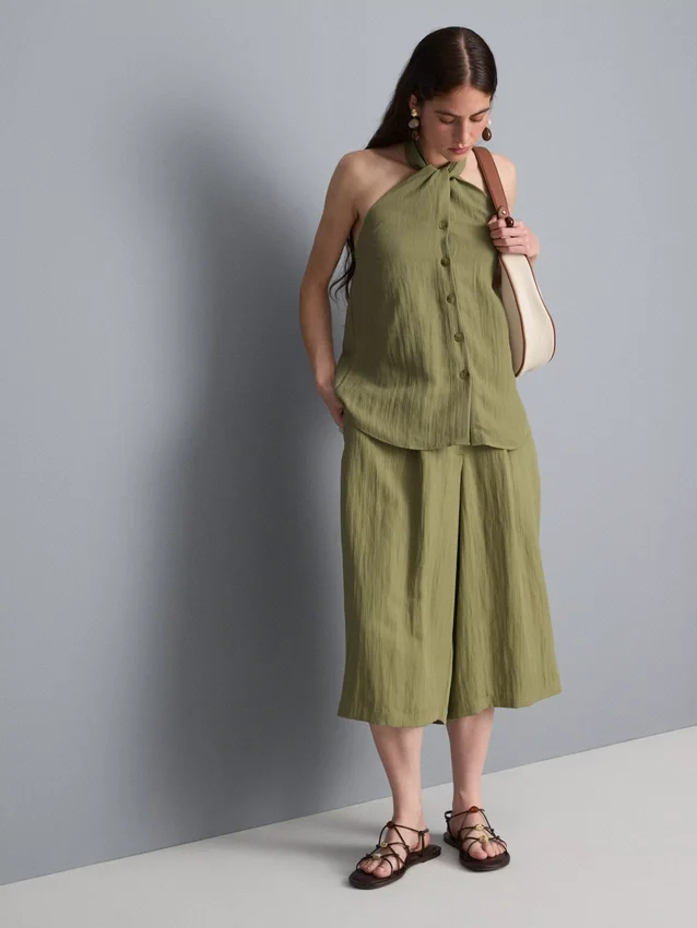 Strukturiertes Neckholder-Top mit Knopfleiste Strukturiertes Neckholder-Top mit Knopfleiste