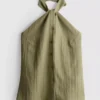Strukturiertes Neckholder-Top mit Knopfleiste Strukturiertes Neckholder-Top mit Knopfleiste