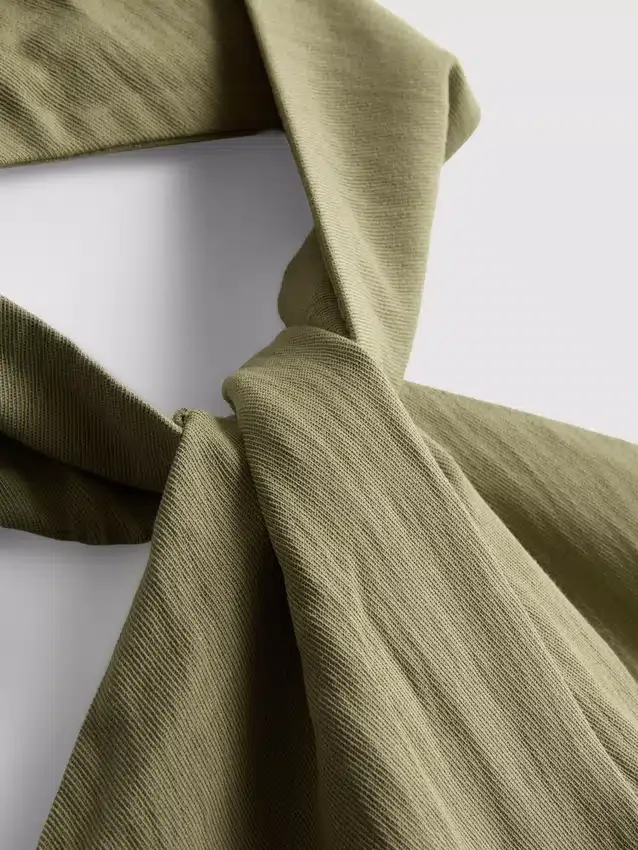 Strukturiertes Neckholder-Top mit Knopfleiste Strukturiertes Neckholder-Top mit Knopfleiste