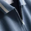 Strukturiertes Polohemd mit Reißverschluss am Kragen Strukturiertes Polohemd mit Reißverschluss am Kragen