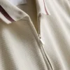 Strukturiertes Polohemd mit Reißverschluss am Kragen Strukturiertes Polohemd mit Reißverschluss am Kragen