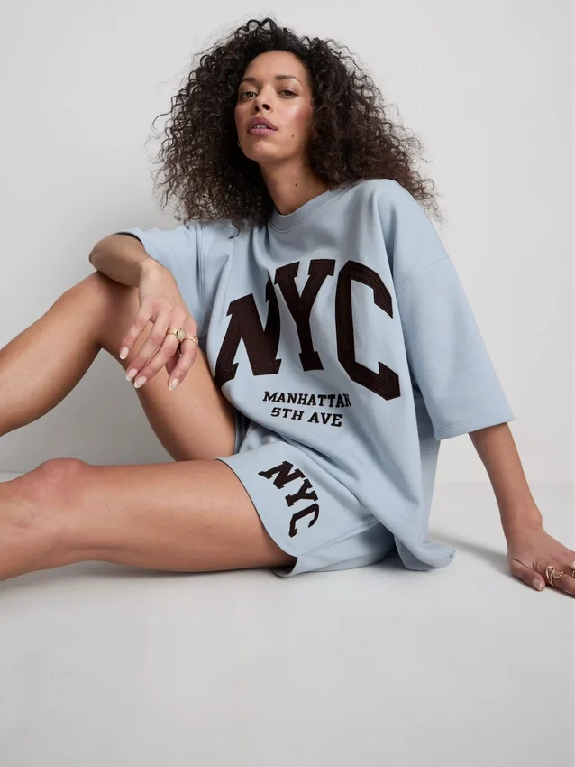 Sweatshirt mit Drop-Sleeves aus baumwollreicher NYC-Kollektion Sweatshirt mit Drop-Sleeves aus baumwollreicher NYC-Kollektion