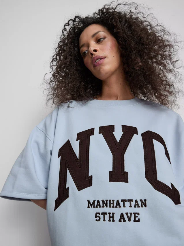 Sweatshirt mit Drop-Sleeves aus baumwollreicher NYC-Kollektion Sweatshirt mit Drop-Sleeves aus baumwollreicher NYC-Kollektion