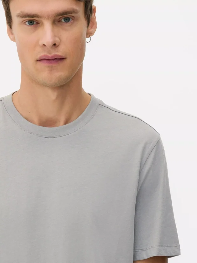 T-Shirt in normaler Passform T-Shirt in normaler Passform