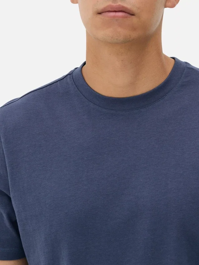 T-Shirt in normaler Passform T-Shirt in normaler Passform