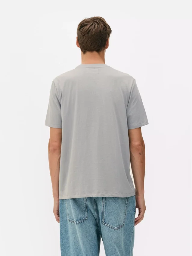 T-Shirt in normaler Passform T-Shirt in normaler Passform