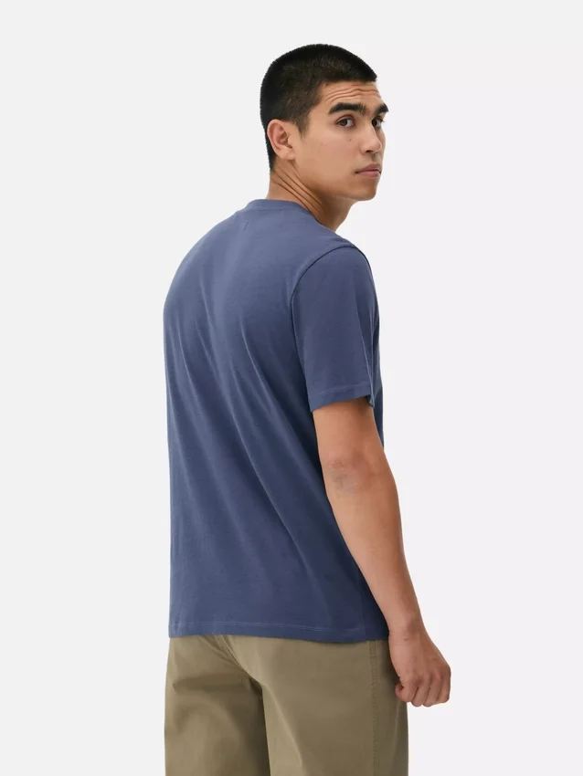T-Shirt in normaler Passform T-Shirt in normaler Passform