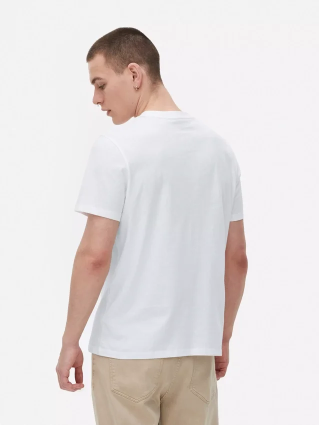 T-Shirt in normaler Passform T-Shirt in normaler Passform