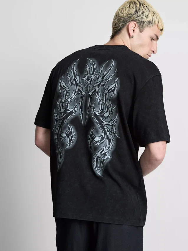 T-Shirt mit Aufdruck auf der Rückseite T-Shirt mit Aufdruck auf der Rückseite