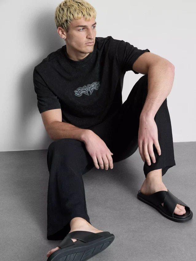 T-Shirt mit Aufdruck auf der Rückseite T-Shirt mit Aufdruck auf der Rückseite