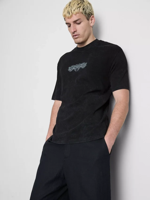 T-Shirt mit Aufdruck auf der Rückseite T-Shirt mit Aufdruck auf der Rückseite