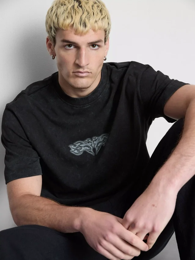 T-Shirt mit Aufdruck auf der Rückseite T-Shirt mit Aufdruck auf der Rückseite