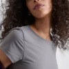 T-Shirt mit Rundhalsausschnitt, das wie eine zweite Haut sitzt T-Shirt mit Rundhalsausschnitt, das wie eine zweite Haut sitzt