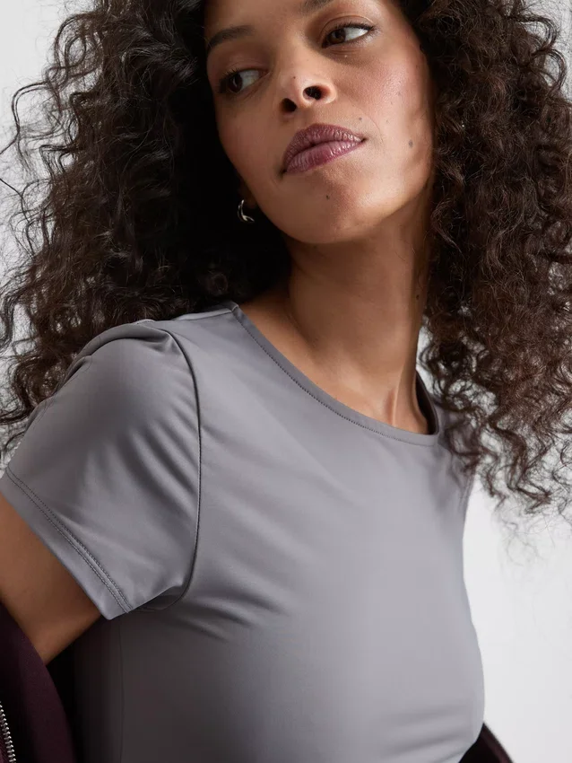 T-Shirt mit Rundhalsausschnitt, das wie eine zweite Haut sitzt T-Shirt mit Rundhalsausschnitt, das wie eine zweite Haut sitzt