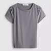 T-Shirt mit Rundhalsausschnitt, das wie eine zweite Haut sitzt T-Shirt mit Rundhalsausschnitt, das wie eine zweite Haut sitzt