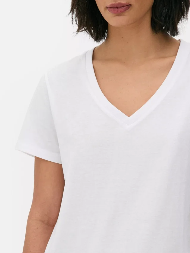 T-Shirt mit V-Ausschnitt T-Shirt mit V-Ausschnitt