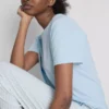 T-Shirt und Schlafanzug mit gestreiftem Unterteil T-Shirt und Schlafanzug mit gestreiftem Unterteil