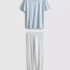 T-Shirt und Schlafanzug mit gestreiftem Unterteil T-Shirt und Schlafanzug mit gestreiftem Unterteil