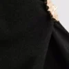 Tailliertes Top mit V-Ausschnitt und Metallverzierungen Tailliertes Top mit V-Ausschnitt und Metallverzierungen