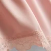 The Edit Satin-Spitzen-Schlafanzug-Shorts The Edit Satin-Spitzen-Schlafanzug-Shorts
