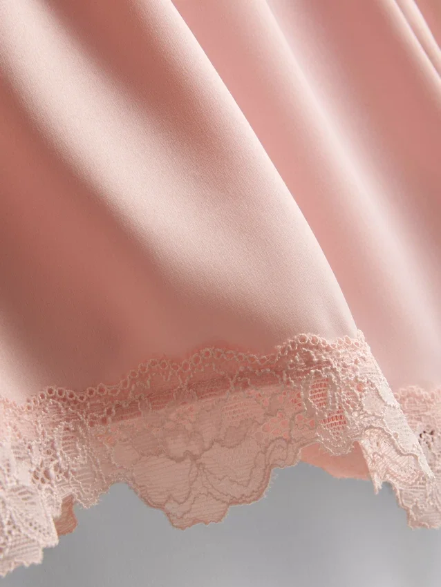 The Edit Satin-Spitzen-Schlafanzug-Shorts The Edit Satin-Spitzen-Schlafanzug-Shorts