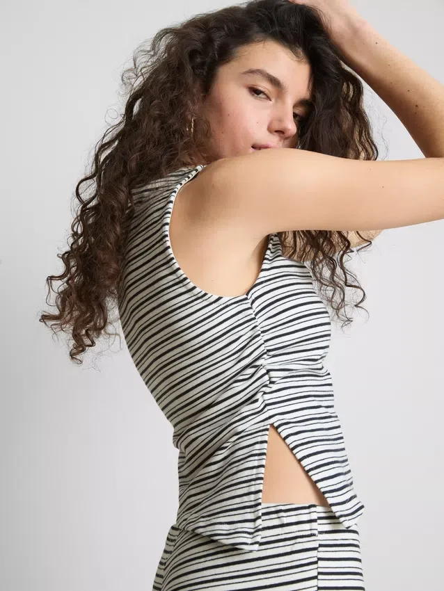 The Primark Scene | Asymmetrisches gestreiftes Tanktop The Primark Scene | Asymmetrisches gestreiftes Tanktop