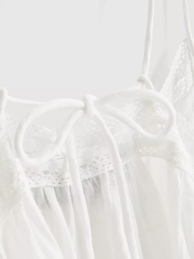 The Primark Scene | Baumwoll-Top mit Broderie-Muster, V-Ausschnitt und Trägern The Primark Scene | Baumwoll-Top mit Broderie-Muster, V-Ausschnitt und Trägern