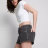 The Primark Scene | Mikro-Shorts aus Baumwoll-Denim mit Nieten The Primark Scene | Mikro-Shorts aus Baumwoll-Denim mit Nieten