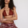 Triangel-Bikini-Oberteil mit Kettenverzierung Triangel-Bikini-Oberteil mit Kettenverzierung