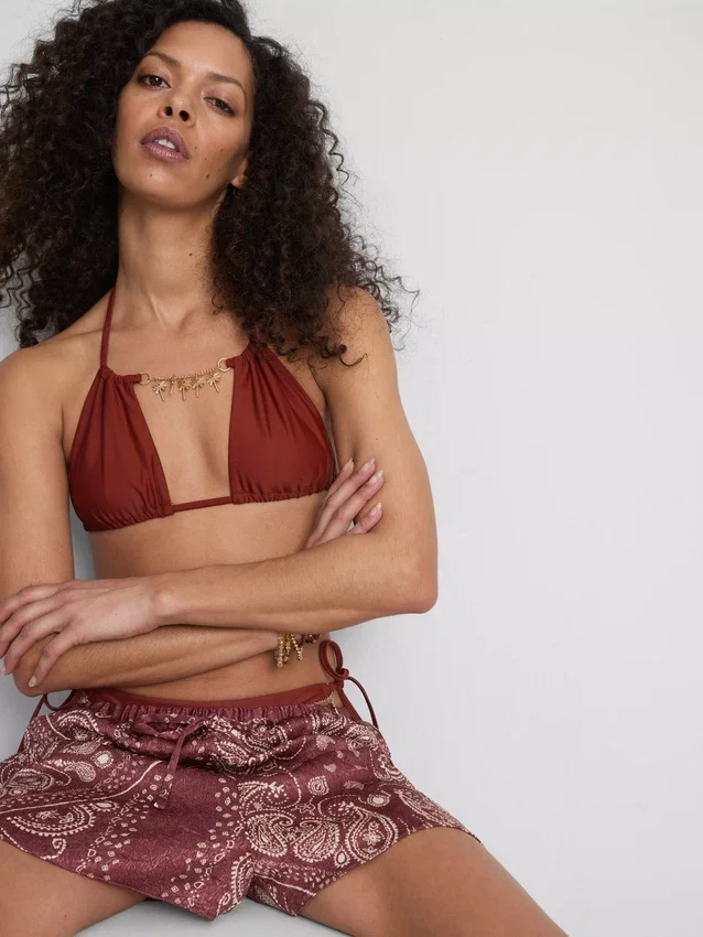 Triangel-Bikini-Oberteil mit Kettenverzierung Triangel-Bikini-Oberteil mit Kettenverzierung