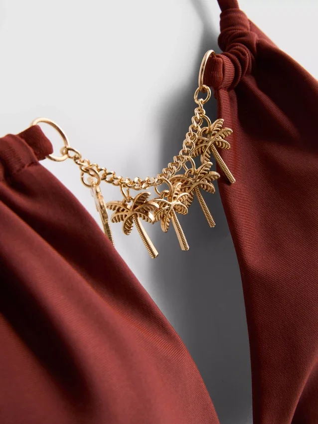 Triangel-Bikini-Oberteil mit Kettenverzierung Triangel-Bikini-Oberteil mit Kettenverzierung