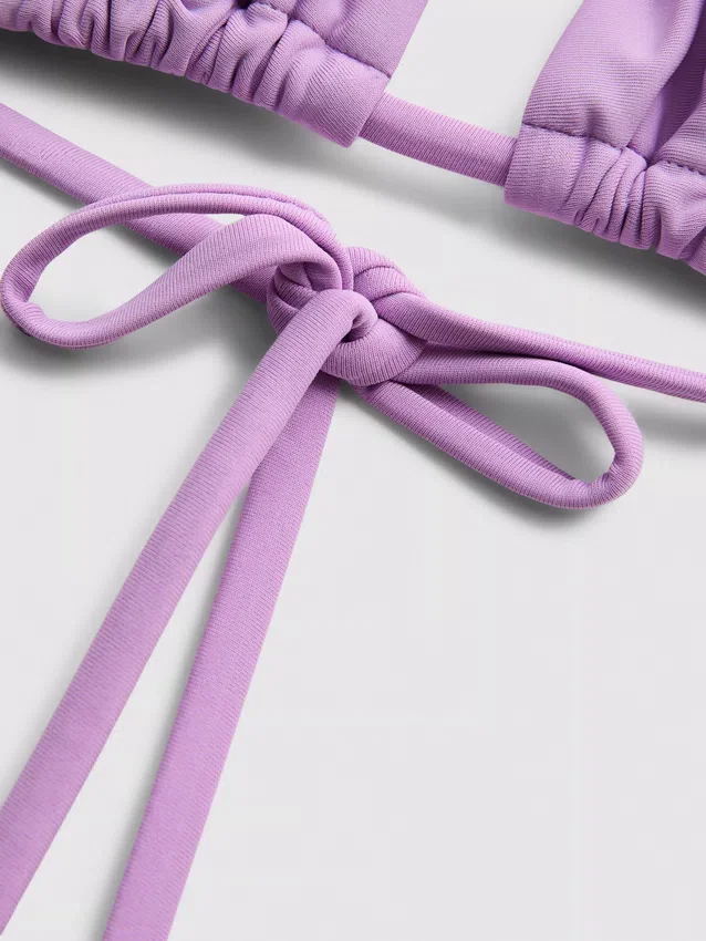 Triangel-Bikini-Oberteil mit Kettenverzierung Triangel-Bikini-Oberteil mit Kettenverzierung