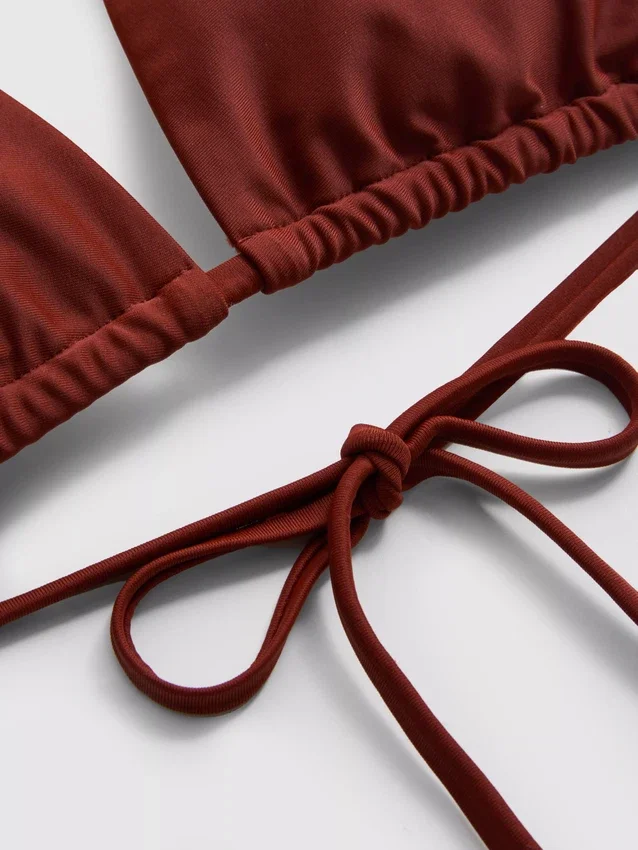 Triangel-Bikini-Oberteil mit Kettenverzierung Triangel-Bikini-Oberteil mit Kettenverzierung